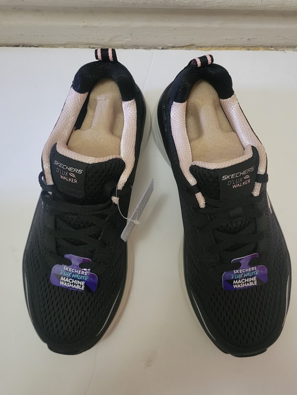 Skechers D'LUX Walker Women's Black with Light Pink Trim Athletic Shoes 6 NWT